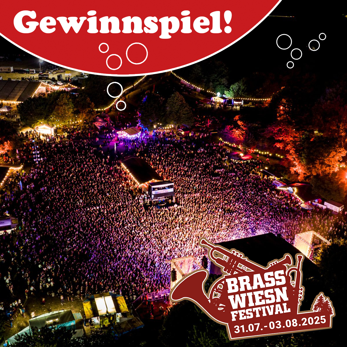 Luftaufnahme eines Festivals mit vielen Menschen